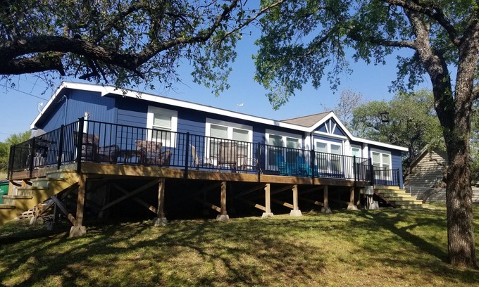 Burnet House | Lakefront Hill Country Retreat – Casa Azul