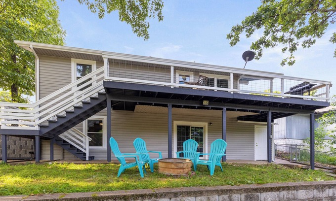 Grove Villa | Lakefront Home on Grand Lake in Grove – Dock, 10 Beds, Game Room, Honey Creek