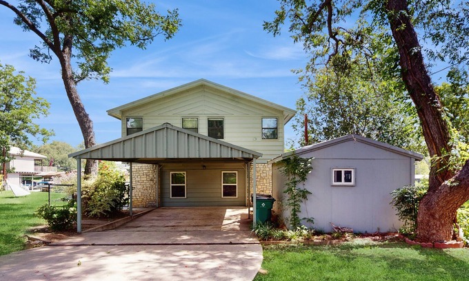 Kingsland House | Lakefront home on water with great views, boat dock, al fresco dining, and WiFi