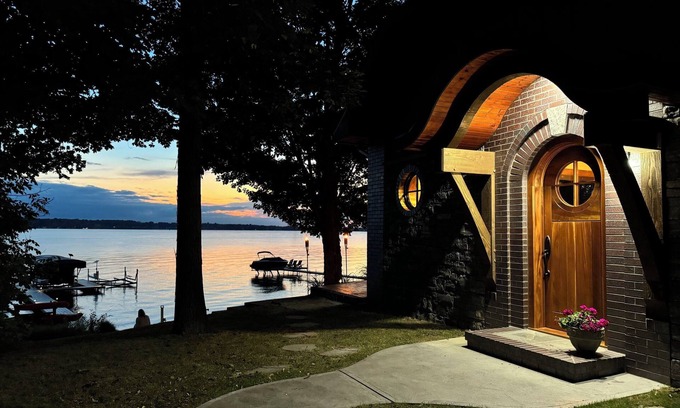 Town of Owasco House | LAKEFRONT HOME ON WATERS EDGE