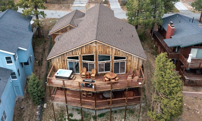 Patton Cabin | Lakefront Lodge by AvantStay | Direct Access to Big Bear Lake | Hot Tub + Views