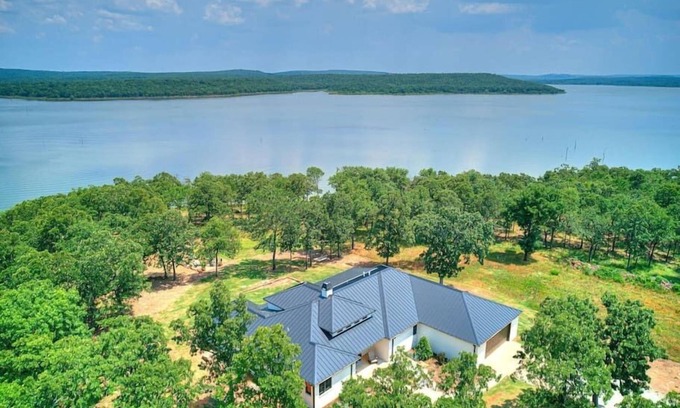 Eufaula House | Lakefront Luxury Boat Slip Available