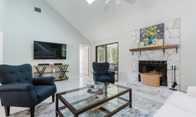 Golden Glades - The Woods House | ★Lakefront & Spacious★ CasperBeds-10min Beach/Mayo