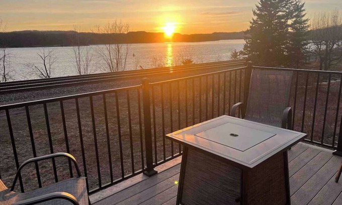 Fountain City Apartment | Lakefront vacation home with kitchen and balcony