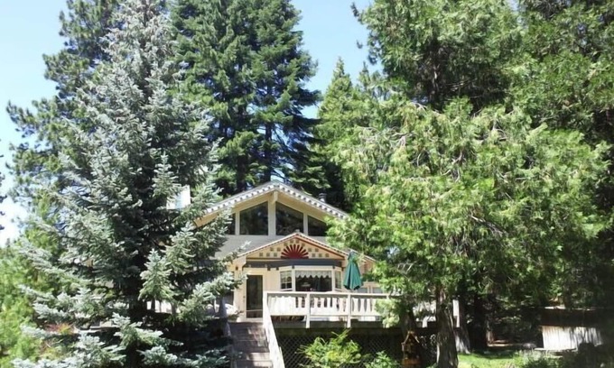Peninsula Village House | LAKEFRONT Victorian on Lake Almanor 🌞 PRIVATE DOCK