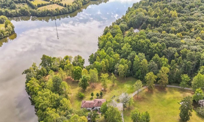 Orange House | Lakefront Villa on Lake Orange VAnThe first floorspace is blocked for cleaning n