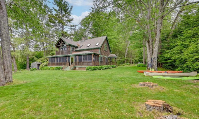 Westhampton House | Lakefront Westhampton Cabin with Beach and Kayaks!