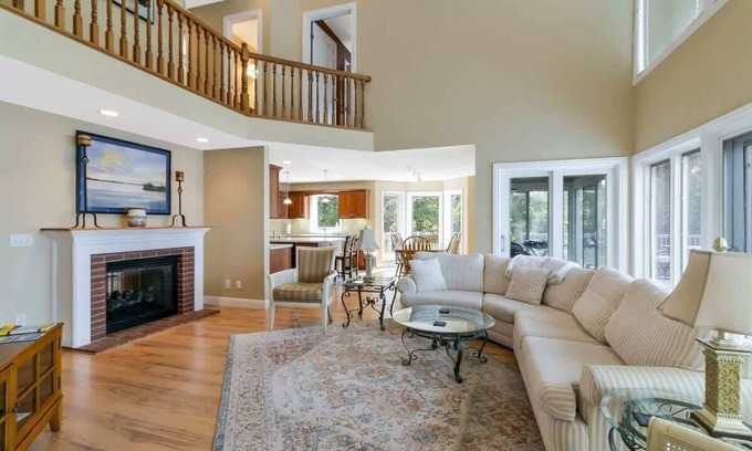 Cadiz House | Lakehouse Escape – Pool Table + Theater