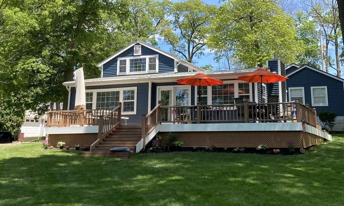 Stroh Cottage | Lakehouse on beautiful Big Long Lake