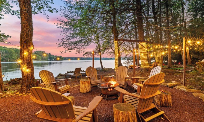 Pocono Summit Cabin | Lakehouse w/Kayaks, MiniGolf, Sauna, HotTub, Swings and playground for Kids!