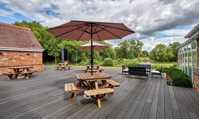 Deanshanger Hotel | Lakehurst Park