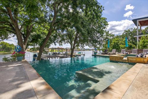 Kingsland House | Lakeshore Landing with Concierge Services