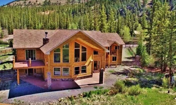 Lake City House | Lakeshore Manor - Picturesque Lakefront House on Beautiful Lake San Cristobal