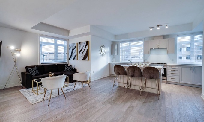 Lakeview House | LAKESHORE Port Credit Is One Of The Few Truly Walk Able area In Mississauga.