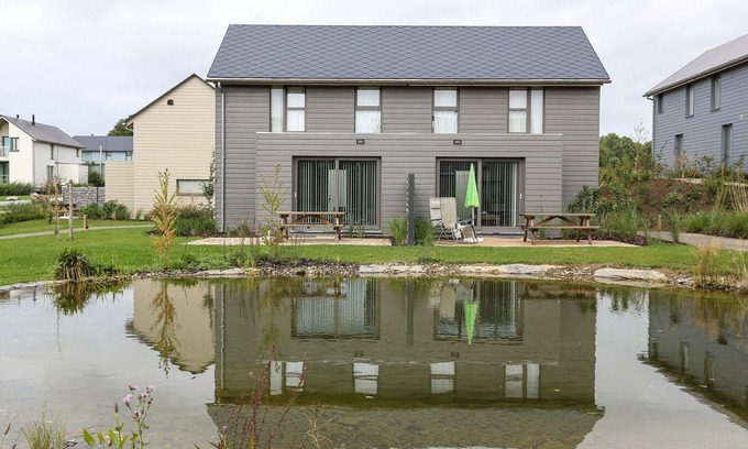 Froidchapelle Villa | Lakeside Bliss Retreat