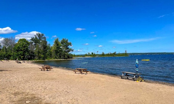 Port McNicoll Cabin | Lakeside Cabin: Steps to Beach