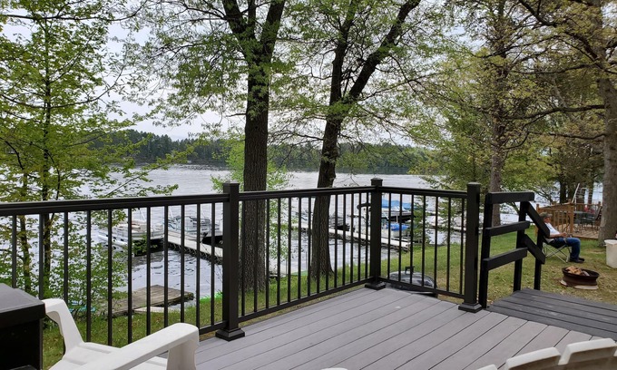 Spooner Cottage | Lakeside Cottage!