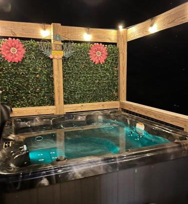 Scottsville House | Lakeside cottage w/3 bed, 2 bath & spectacular view!