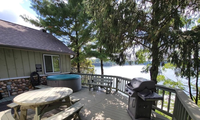 Wautoma House | Lakeside Escape Year round HOT TUB & Pontoon Rental