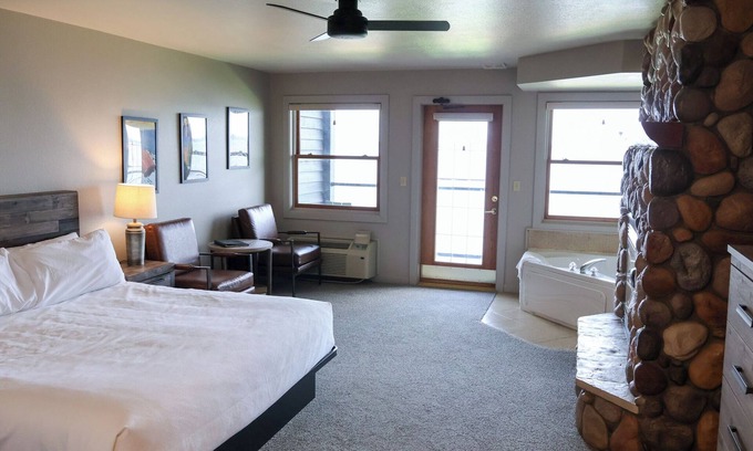 Nisswa Resort | Lakeside Lodge King Room w/Jacuzzi Tub & Views of Gull Lake - Pet Friendly!