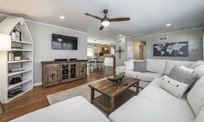 North Little Rock House | Lakeside retreat. Close to Little Rock and the Old Mill. With Hot Tub!