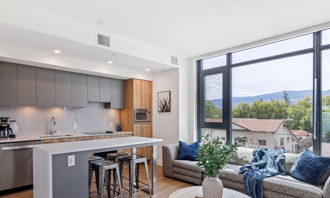 South Pandosy Apartment | Lakeside Retreat w/Rooftop Pool, Hot Tub, Firepits & BBQs – 10 min to Downtown