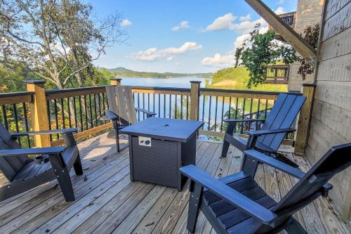 Sevierville House | Lakeside Serenity