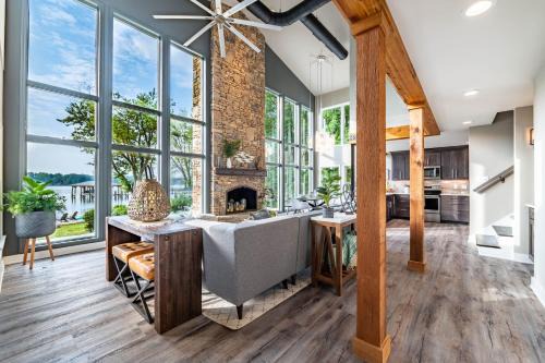 Mayhew House | Lakeside Story