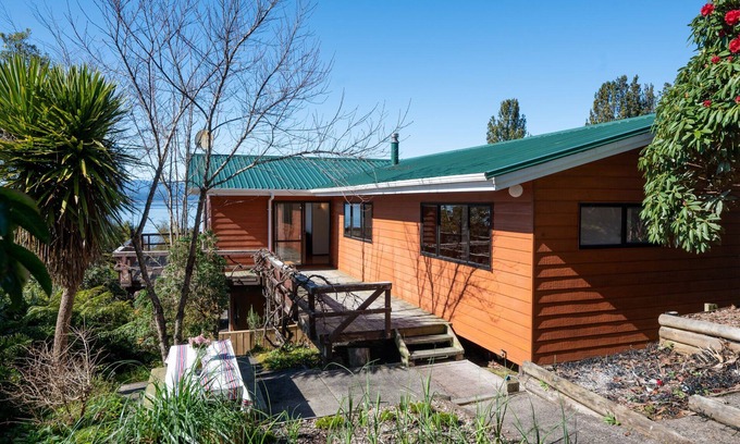 Omori House | Lakeside Stunner - Omori Holiday Home