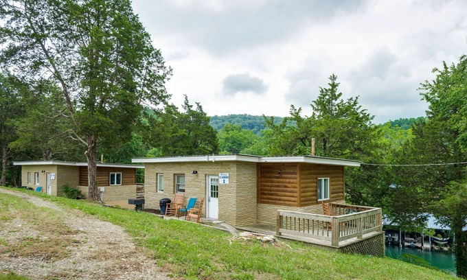 Allons Cabin | Lakeview Cabin at Marina on Dale Hollow Lake near Standing Stone State Park