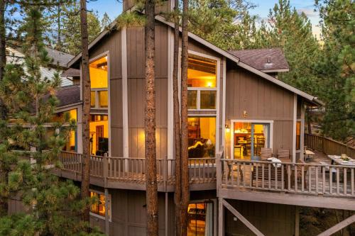 Boulder Bay House | Lakeview Cabin w Game Room Deck Near Ski Slopes Trails Sleeps 20 Waterview by AvantStay