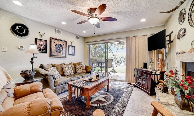 Canyon Lake Condo | Lakeview ground-floor condo with pool, tennis, and grill access - dog-friendly