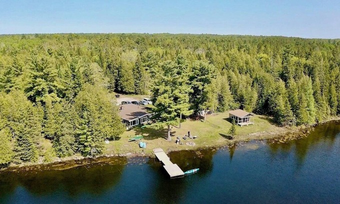 Burnt River Cottage | Lakeview Retreat by Four Mile Lake