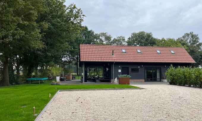 Tollebeek House | Landelijke gelegen woning voor 6 personen met hottub!