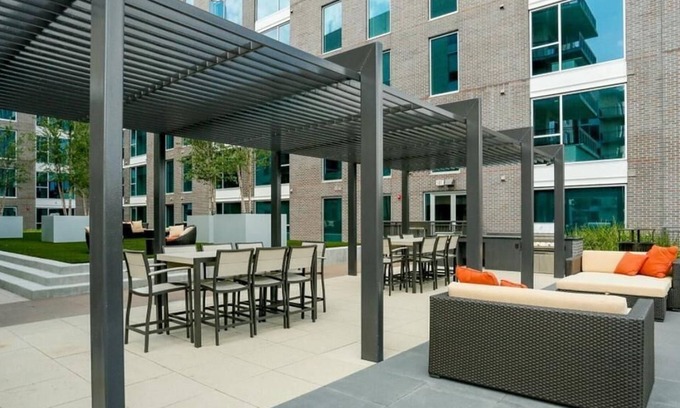 Greenway Plaza-Upper Kirby Apartment | Landing at Avenue Grove - 2 Bedrooms in Downtown West