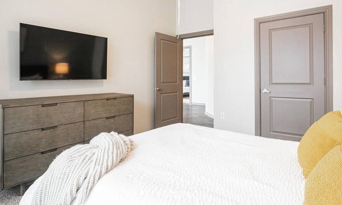 Greenway Plaza-Upper Kirby Apartment | Landing at The Metropole - 2 Bedrooms in Greenway/Upper Kirby Area