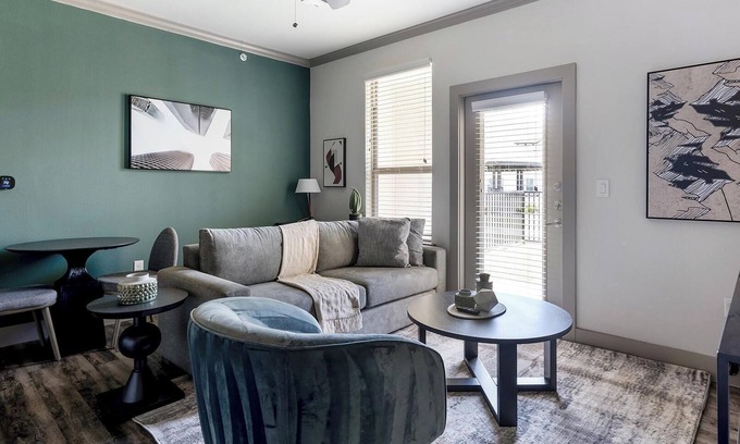 Manor Apartment | Landing | Modern 1BD, Gym, Courtyard