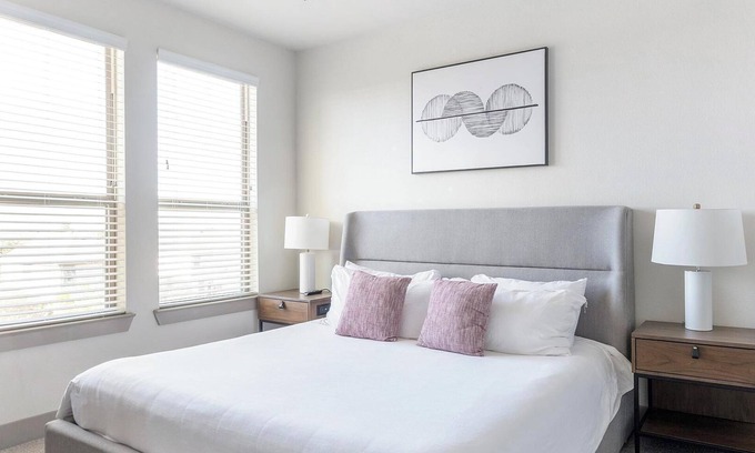 Manor Apartment | Landing | Spectacular 1BD, Gym, Courtyard