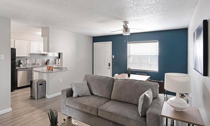 Southside Apartment | Landing | Stunning 2BD, Gym, Pool
