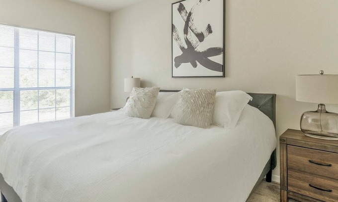 Southbelt/Ellington Apartment | Landing | Stylish 1BD, Pool, Gym