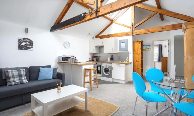 Cheltenham Apartment | Lansdown Crescent Lane