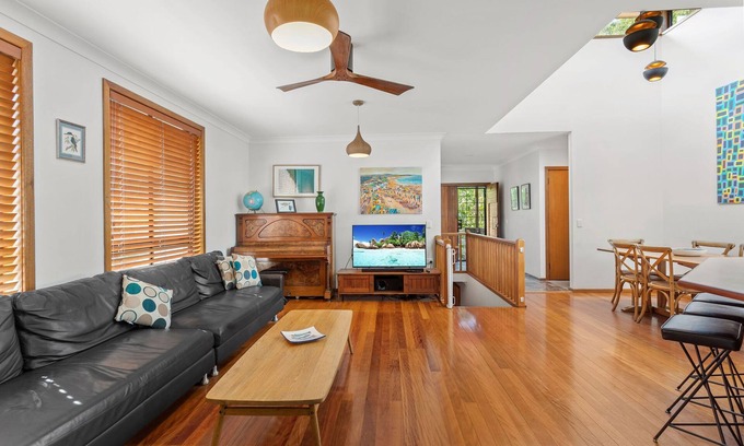 Forster House | Lanterns - Pet Friendly - Your home by the beach