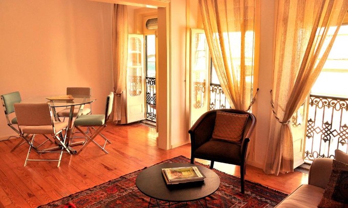 Lisbon Old Town Apartment | Lapa Chic Apartment by be@home