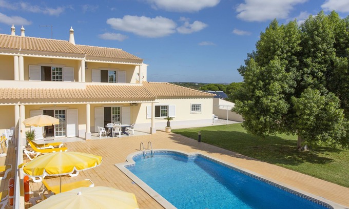 Mosqueira Villa | Laranjeiras:Quiet location. Family friendly with Pool, BBQ. Near the strip