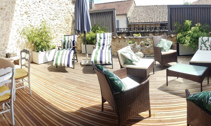 Villereal House | Large 260m2 bourgeois house with 36m2 terrace in the heart of Bastide Chromecast Tv