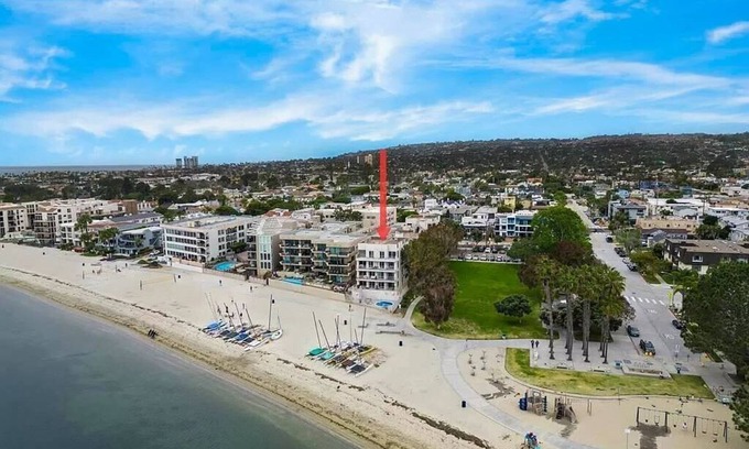 Crown Point Condo | Large 1 bedroom condo steps to Mission Bay. Large beachfront Jacuzzi.