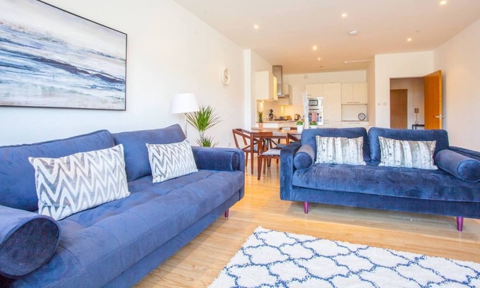 North West Apartment | Large 2 Bed Apartment in Great Riverside Location