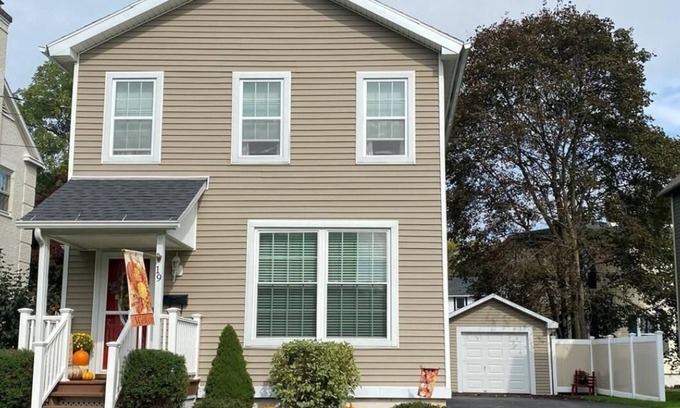 Auburn House | Large 3 bedroom, downtown, central air, pet friendly