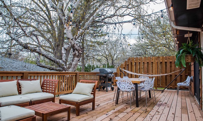 Highland House | Large 5 BD/2BTH in Highland Park