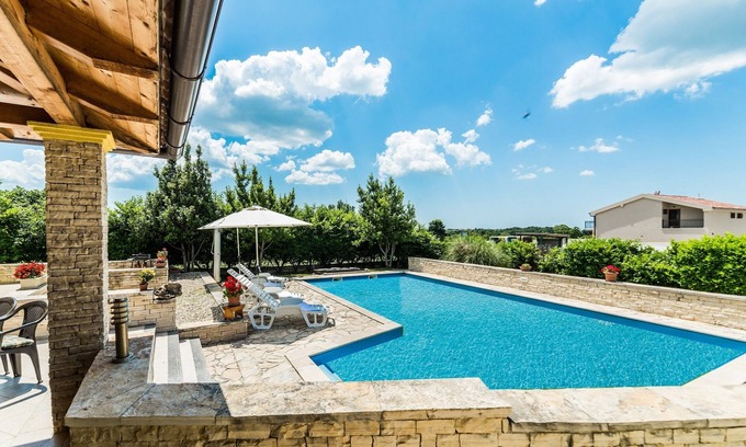 Lovinac Villa | Large 5 bedroom villa with swimming pool, 6 km away from the beach